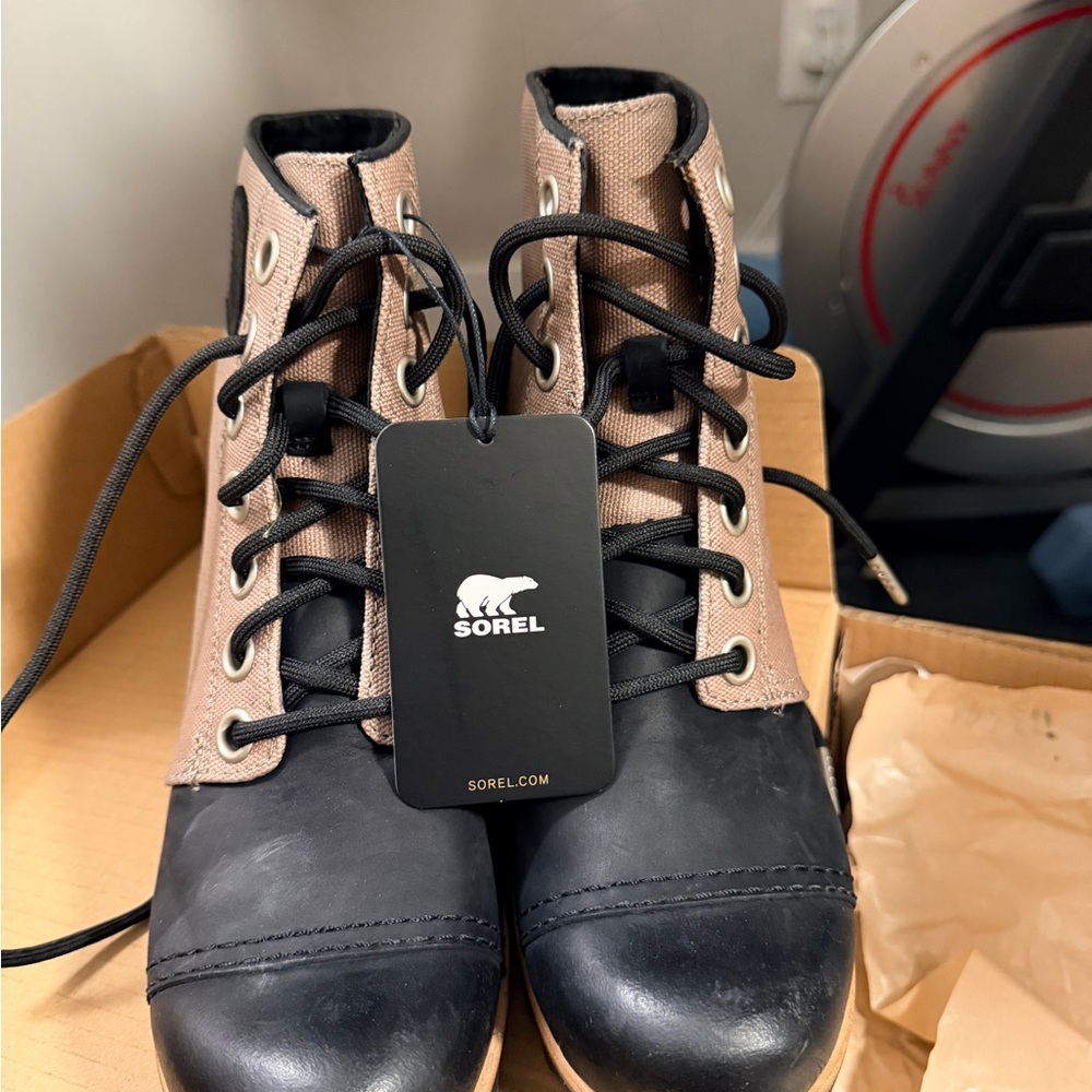 Sorel Women's Black and Tan Lace Up Boots